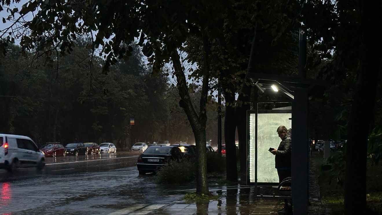 Meteorologii anunţă ploi însemnate cantitativ şi intensificări ale vântului, până duminică dimineaţă / La munte se aşteaptă lapoviţă şi ninsoare / Cod galben de precipitaţii în Mehedinţi şi Gorj