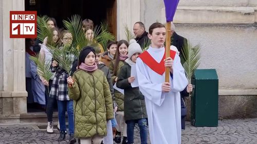 Harghita: 400 de credincioşi romano-catolici au participat la slujba din Duminica Floriilor, de la catedrala franciscană din Şumuleu Ciuc