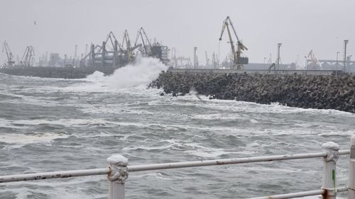 Porturile de la Marea Neagră au fost redeschise / Toate autostrăzile și drumurile naţionale, deschise