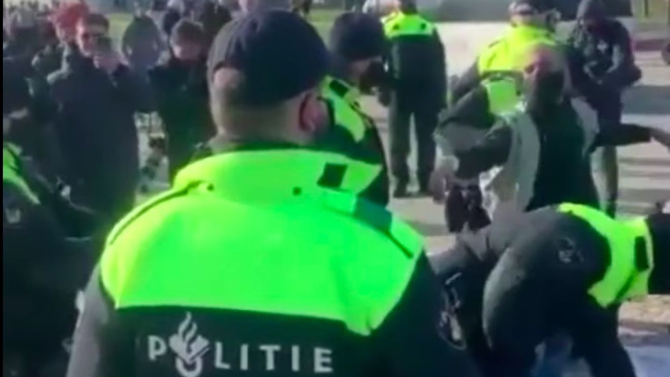 Proteste la Amsterdam împotriva măsurilor restrictive / 30 de persoane au fost reținute