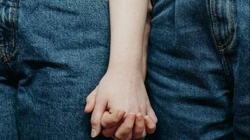 10.000 de români cer Parlamentului să adopte legea parteneriatului civil / România, condamnată de opt ani la CEDO să recunoască legal cuplurile de același sex 