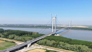 Constructorul WeBuild reface din nou asfaltul pe Podul de la Brăila