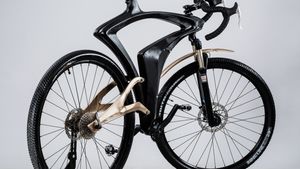 Bicicleta hibridă de tip Croazieră, medaliată cu aur la Salonul Internaţional de Invenţii din Timișoara / Bicicleta poate fi folosită în mod normal, hibrid său complet electric
