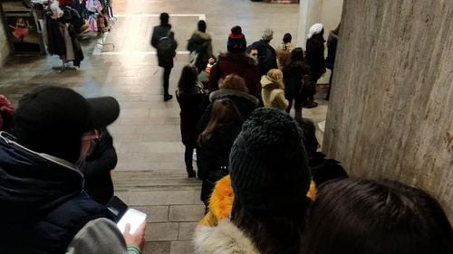 Cozi imense de studenți și elevi la metrou. Elevii cer Metrorex și Ministerului Transporturilor să poată cumpăra abonamente reduse din toate punctele de vânzare