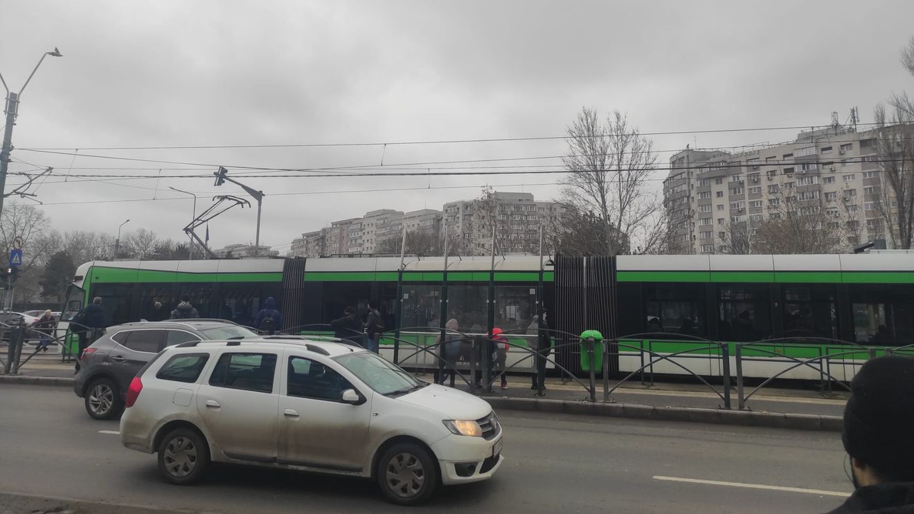 UPDATE Circulația tramvaielor 41 a fost reluată după o defecțiune la pantograf