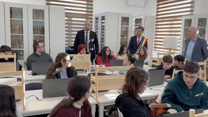 Biblioteca publică din Guşoeni, Vâlcea, transformată dintr-o clădire în paragină într-un hub digital ultramodern / Investiția se ridică la 280.000 de euro