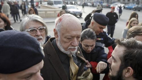 Bărbatul care l-a lovit cu cârja în cap pe Gelu Voican Voiculescu, condamnat la 9 luni de închisoare, cu amânarea aplicării pedepsei