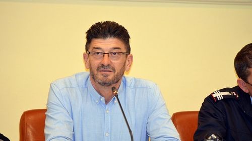 SURSE Prefectul de Caraș Severin, urmărit penal de DIICOT într-un dosar care vizează un grup infracțional organizat la nivelul județului prin care se obțineau permise pentru arme 