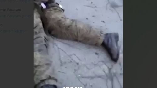 O înregistrare video arată bărbați în uniforme ucrainene care ucid un soldat rus capturat, întins pe asfalt