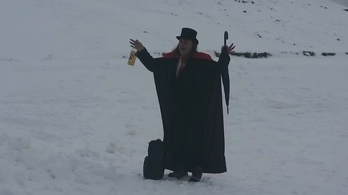 FOTO Salvamontiștii din Bușteni au oprit un turist străin să urce pe Vârful Omu / Era costumat în vânător de vampiri