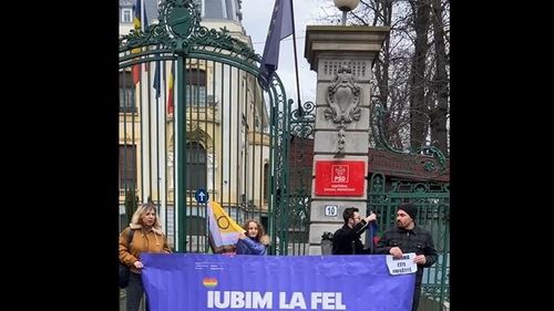 Câteva zeci de persoane din comunitatea LGBT+ s-au strâns în faţa sediului PSD pentru susţinerea legalizării parteneriatului civil / Ce i-au adus premierului Marcel Ciolacu