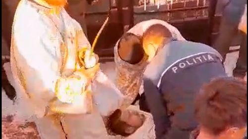 VIDEO Un preot ortodox s-a întins în faţa porţii unui cimitir din Suceava pentru a bloca o înmormântare în stil penticostal/ A fost deschis dosar penal
