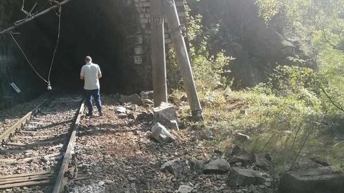 Trafic feroviar întrerupt, între Lainici şi Petroşani, după căderea unor bucăţi de stâncă de pe versant / CFR: Călătorii din mai multe trenuri sunt transbordaţi cu mijloace auto