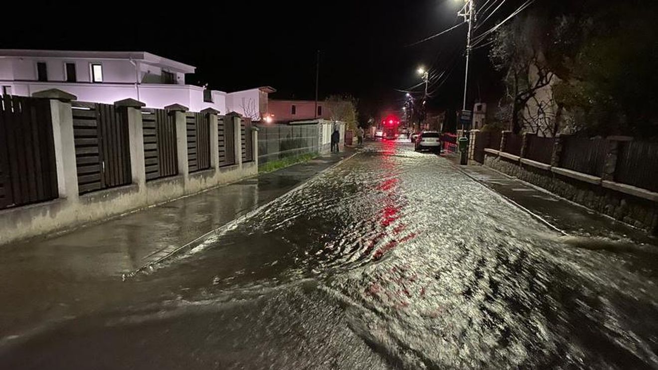 Cluj: Circa 30 de gospodării din comuna Floreşti, inundate după o avarie la magistrala de apă / Pompierii intervin cu patru autospeciale şi şapte motopompe