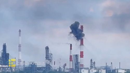 VIDEO Dronele ucrainene au lovit rafinăria de petrol Sizran și un petrolier în Marea Azov / O persoană a fost ucisă în atacul cu drone din regiunea Samara