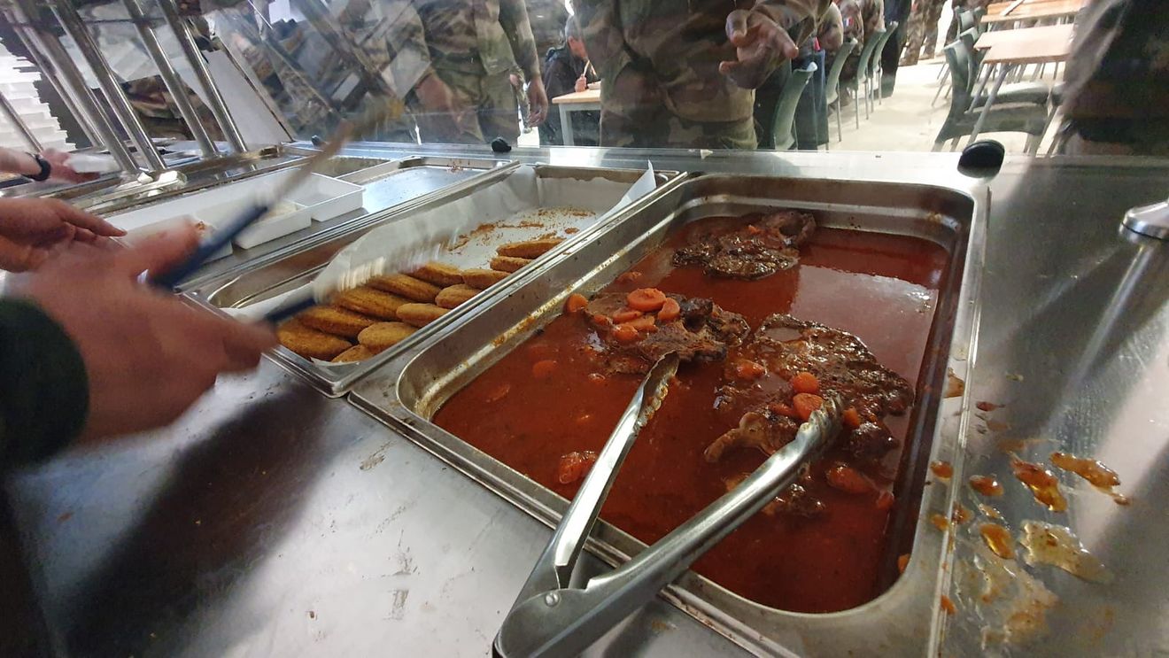 Corpul de Control al ministrului de Interne, verificări la Academia de Poliţie, după ce peste 60 de studenţi au acuzat simptome de toxiinfecţie alimentară / Măsuri dispuse în acest caz