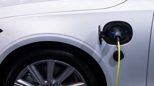 OMV construiește o rețea ultra-rapidă de încărcare a mașinilor electrice în Europa de Est în Ungaria, România și Slovacia / Stațiile vor încărca un vehicul pentru o autonomie de 200 de kilometri în aproximativ 10-15 minute.