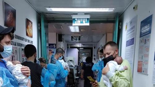 În cazul fetițelor încurcate la externarea din maternitatea Ploiești, Comisia de disciplină i-a aplicat unei asistente medicale tăierea salariului cu 10% timp de 3 luni. Ancheta continuă