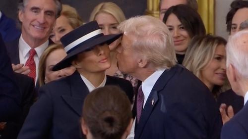 O pălărie l-a împiedicat pe Donald Trump să-şi sărute soţia / Melania s-a aşezat lângă fiul ei Barron şi nu a făcut niciun efort ca să-şi rearanjeze pălăria astfel încât să-i poată fi văzuţi ochii