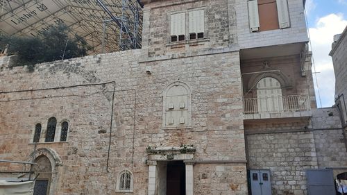 O biserică veche de piatră, posibil ctitorie a lui Mircea cel Bătrân, descoperită de arheologi în centrul orașului Râmnicu Vâlcea