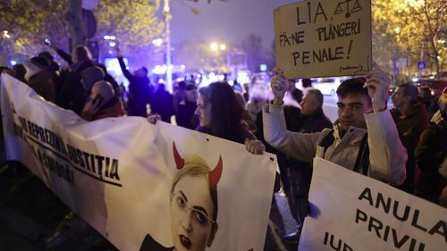 Protest împotriva Liei Savonea, din cauza deciziilor controversate ale șefei Curții Supreme: ”Nicușor, la CSM!” / ”Oana face un spital, voi achitați un penal” / ”Lie, lie, ciocârlie, cum îi scapi de pușcărie”/ ”Afară, afară, ești mult prea specială!”
