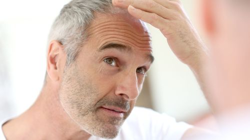 Studiu: Părul cărunt apare când organismul distruge celulele predispuse la cancer