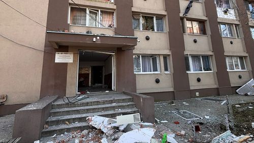 Explozie într-un bloc din Buzău, din cauza acumulărilor de gaze / 25 de persoane au fost evacuate / Un bărbat de 64 de ani a ajuns la spital cu arsuri de gradul 2 și 3