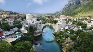 Un cap de porc a fost lăsat într-un cimitir musulman din orașul divizat Mostar, din Bosnia / Inițial aliați împotriva sârbilor, croații și bosniacii s-au confruntat într-un conflict violent în anii 90