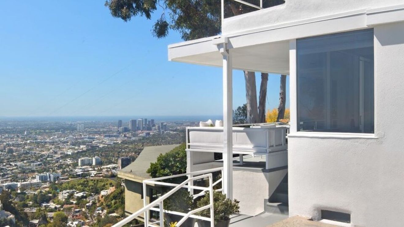 Designerul Carmen Rădulescu - Devine vinde o casă din Los Angeles a fostului său soț cu 3,8 milioane de dolari. Proprietatea e construită de un celebru arhitect modernist