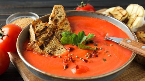 Pâinea veche nu se aruncă, se transformă / Papa al pomodoro, rețeta antirisipă pentru supă toscană de roșii cu pâine