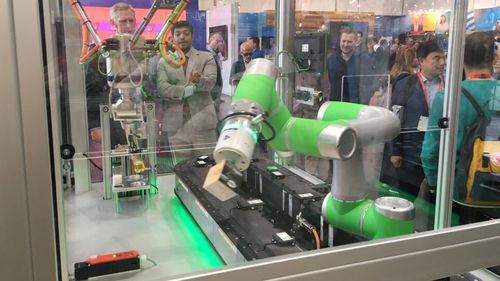 Schneider Electric lansează un cobot și pe piața din România, care să eficientizeze munca industrială
