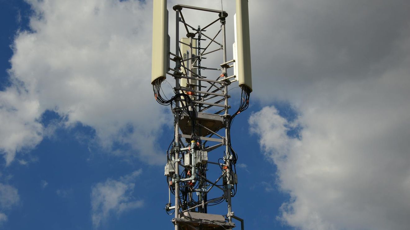 Acord între Bouygues Telecom, Iliad și Orange pentru preluarea SFR într-una dintre cele mai mari tranzacții din sectorul telecomunicațiilor din Europa