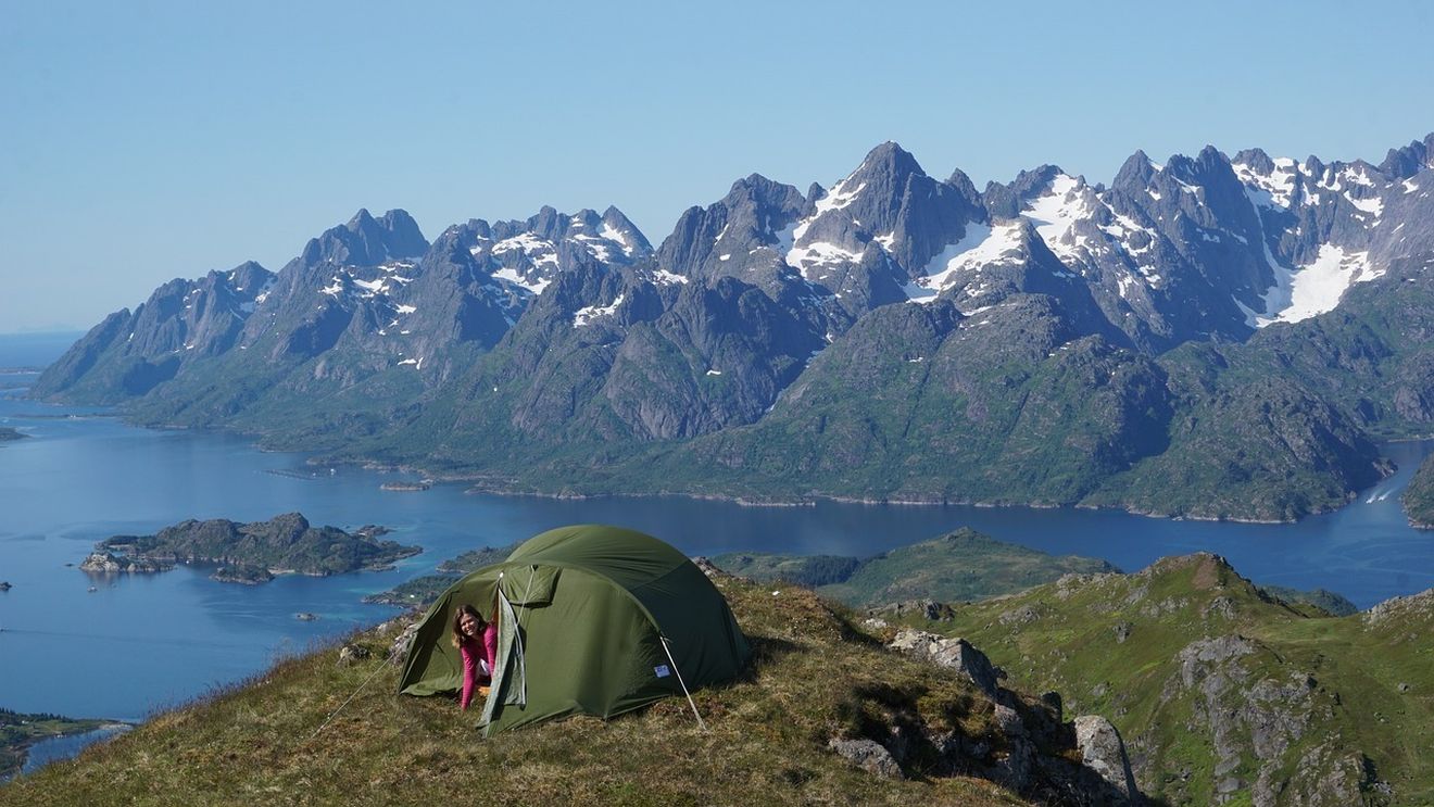 FOTO Vacanțe de vară ieftine: Cele mai uimitoare locuri din Europa în care poți face camping sălbatic și legal