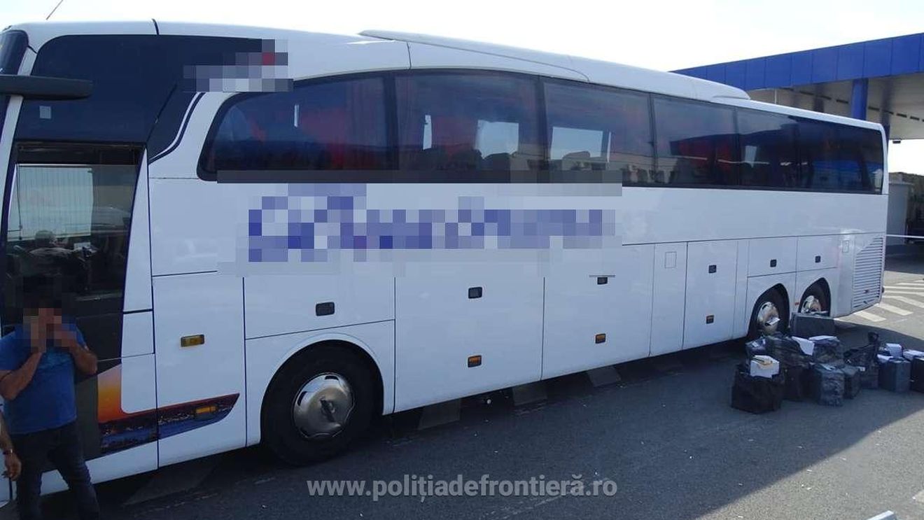 Un șofer turc de autocar, prins în flagrant oferind o mită de 700 de euro unui polițist de frontieră ca să ignore aproape 800 de parfumuri contrafăcute