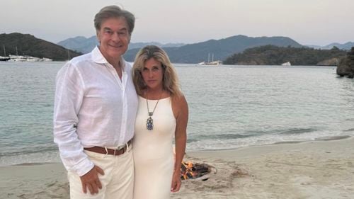 Trump îl nominalizează pe ”Dr. Oz”, un star al platourilor de televiziune, la conducerea uriaşului program public american de asigurări de sănătate / Fostul ”expert în sănătate” al starului Oprah Winfrey are 64 de ani