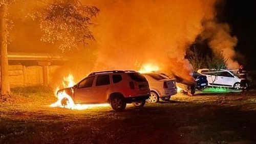 Un microbuz și opt mașini au ars pe o stradă din Bacău/ Cauza este încă necunoscută