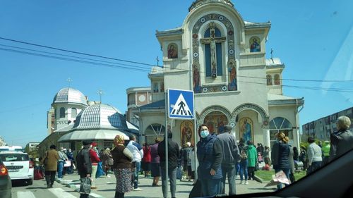 VIDEO Un preot din Năvodari a fost amendat cu 2.000 de lei după ce a oficiat o slujbă la care s-au strâns zeci de persoane pentru a lua aghiazmă