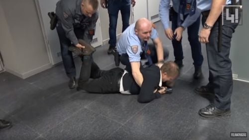 VIDEO Imagini scurse din televiziunea maghiară de stat arată brutalitatea forțelor de ordine față de un parlamentar al Opoziției