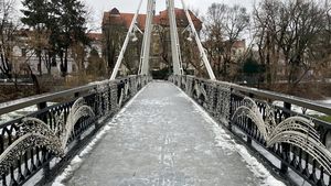 Singurul pod cu degivrare din Oradea a înghețat / Primăria: S-a ars o siguranță / Podul Intelectualilor, e vechi de 150 de ani și a fost modernizat cu 3,6 milioane de lei, în 2023
