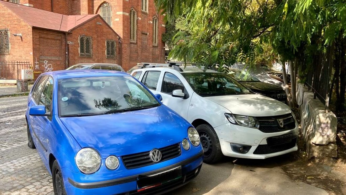 FOTOGALERIE Cum arată trotuarele blocate de mașini din București / Legea prin care trotuarele sunt redate pietonilor merge la promulgare