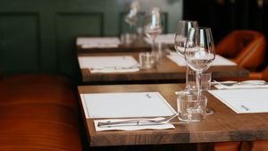 Cum explică deputatul PSD surprins în imagini cu Dîncu, Târziu și Coldea că la aceeași oră, într-un restaurant de cartier, s-au întâlnit jurnaliști, politicieni, un fost șef SRI și ”alții cunoscuți”: ”Am aceeași surprindere. Nu e vreun restaurant faimos din București. Așa a fost să fie”