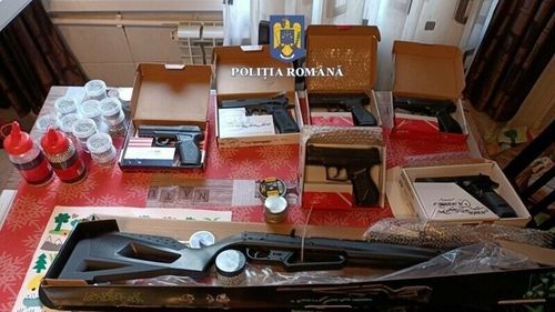 O avocată, reținută după ce a cumpărat online puști cu aer comprimat pentru copiii ei, de 7 şi 10 ani. Fiul cel mare împuşca păsări cu ele