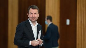 Drulă, despre Legea off-shore: E legea „săptămâna viitoare”. „Săptămâna viitoare” era şi în noiembrie 2021, „săptămâna viitoare” era şi când eram noi în coaliţie şi am insistat pentru ea, „săptămâna viitoare” era şi în 2020