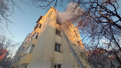 Incendiu puternic la un bloc din Iaşi: O femeie s-a aruncat de la etajul 3 cu un copil de 5 luni în brațe / Au fost duși în stare gravă la spital