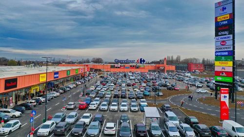 Serviciul de Permise și Înmatriculări Prahova se mută în mall / Prefectura va plăti o chirie de 98,80 lei/ lună fără TVA pentru 480 mp / Vechiul spațiu era mic și nu existau locuri de parcare
