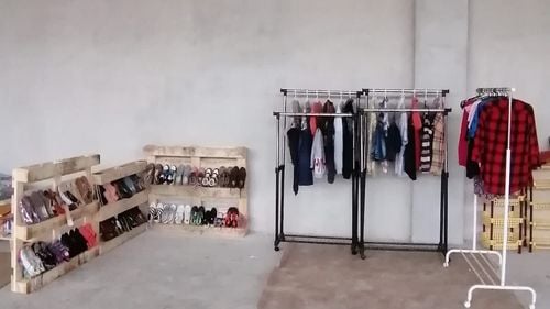 Magazin amenajat în Arad pentru refugiaţii care au nevoie de îmbrăcăminte şi alimente gratuite / ”Refugiaţii au din ce în ce mai mare nevoie de haine și încălțăminte”