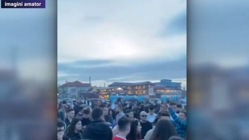 VIDEO Petrecere cu sute de tineri pe plaja din Vama Veche fără respectarea regulilor, oprită de polițiști
