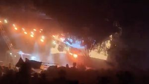 O scenă s-a prăbuşit la un miting de campanie în Mexic / Cel puţin patru morţi, mai multe persoane blocate şi rănite