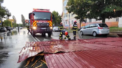 Furtună în Giurgiu: Acoperişuri luate de vânt, maşini avariate şi copaci căzuţi