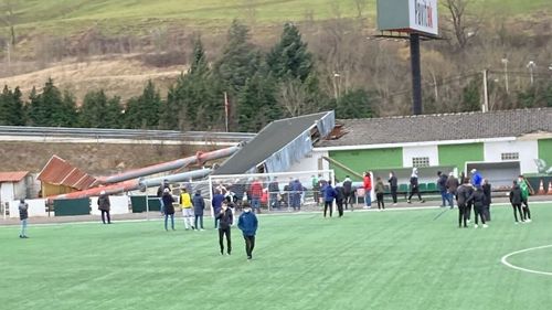 Tragedie în Spania: Un stâlp a căzut în stadion și a produs victime